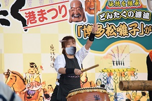 消防太鼓を披露している写真