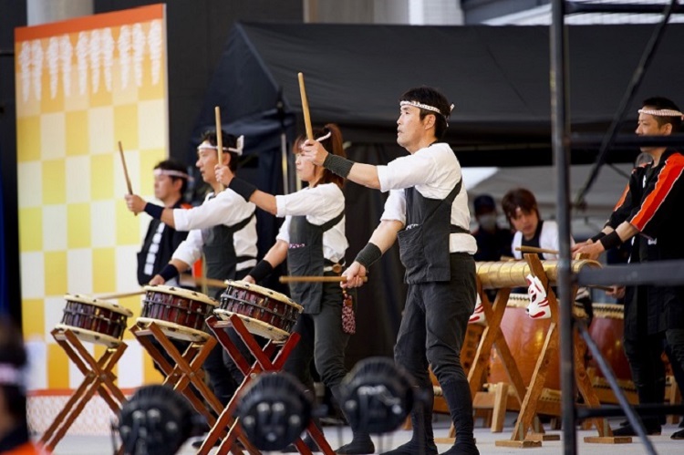 太鼓を演技している画像