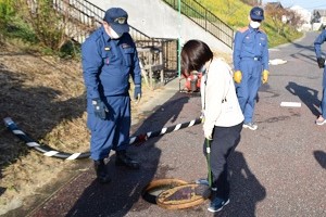 消火栓を開けている写真