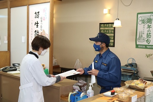 チラシを配布しているところ