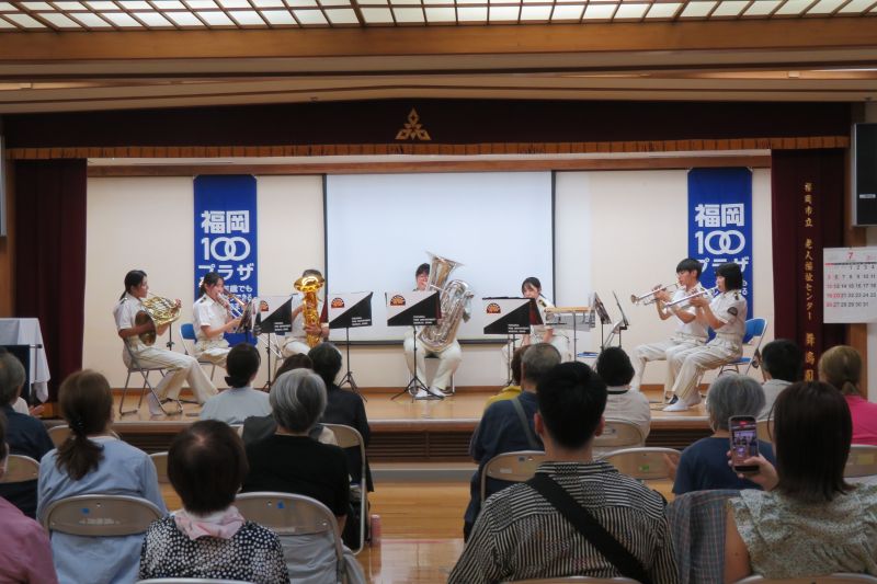 ステージ上でアンサンブル演奏をする福岡市消防音楽隊の写真