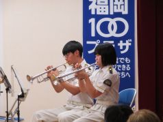 ステージ上でアンサンブル演奏をする福岡市消防音楽隊の写真