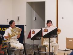 ステージ上でアンサンブル演奏をする福岡市消防音楽隊の写真
