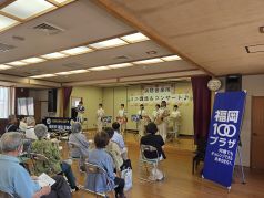 ステージ上でアンサンブル演奏をする福岡市消防音楽隊の写真