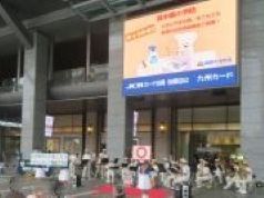 パネルを使って救急に関するクイズを出題する福岡市消防カラーガード隊の写真