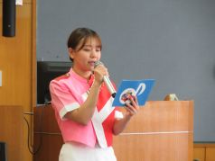 曲の合間で司会をする福岡市消防カラーガード隊の写真
