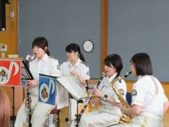アンサンブル演奏をする福岡市消防音楽隊の写真