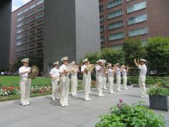 演奏開始のファンファーレを演奏する福岡市消防音楽隊の写真