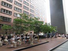 ふくぎん本店広場で演奏・演技をする福岡市消防音楽隊カラーガード隊の写真