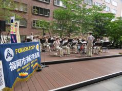 ふくぎん本店広場で演奏をする福岡市消防音楽隊の写真