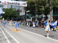 演技をするカラーガード隊の写真