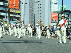 パレード演奏をする消防音楽隊の写真