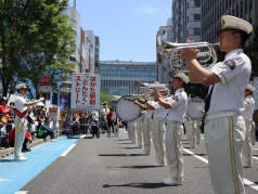 演奏をする消防音楽隊の写真