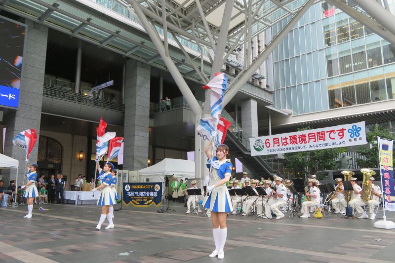 マーチング演奏をする消防音楽隊の写真