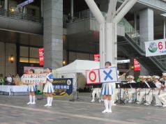 演奏、演技をする消防音楽隊の写真