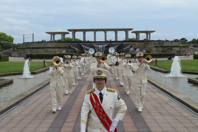 パレード演奏をする福岡市消防音楽隊の写真