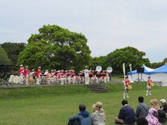 若鷹のユニフォームを着用し演奏・演技する福岡市消防音楽隊カラーガード隊の写真