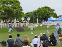パネルを使ってクイズを出題する福岡市消防カラーガード隊の写真