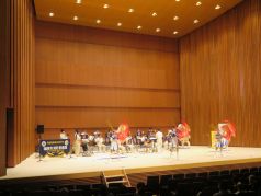 福岡市民ホール大ホールで演奏・演技をする福岡市消防音楽隊カラーガード隊の写真