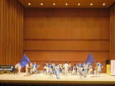 福岡市民ホール大ホールで演奏・演技をする福岡市消防音楽隊カラーガード隊の写真
