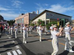 長住大通りでパレード演奏をする福岡市消防音楽隊の写真