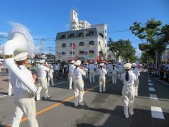 長住大通りでパレード演奏をする福岡市消防音楽隊の写真