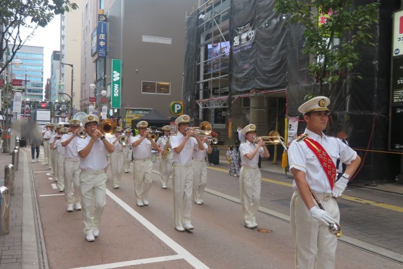中洲大通りでパレード演奏をする福岡市消防音楽隊の写真