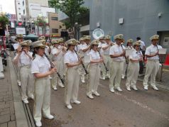 パレードゴール地点で静止演奏をする福岡市消防音楽隊の写真