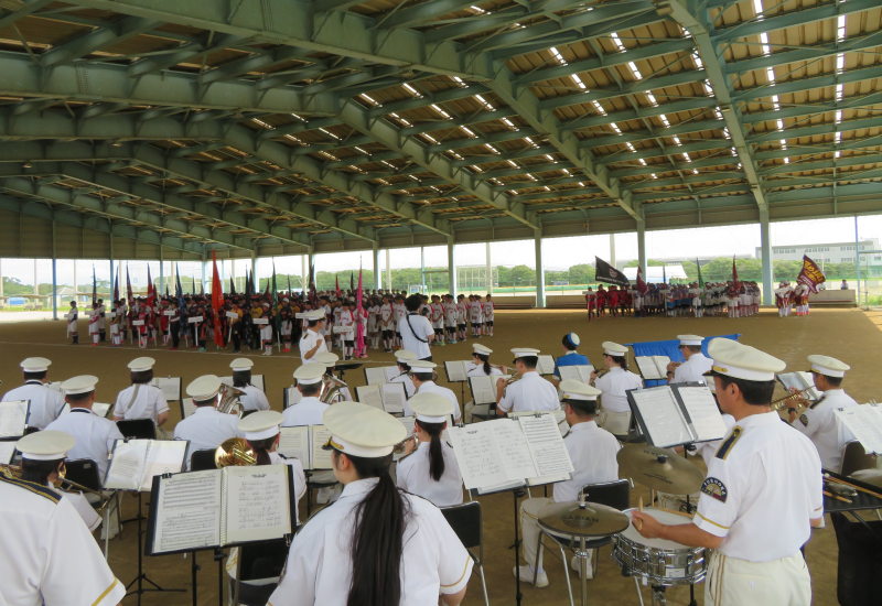 選手紹介で演奏をする消防音楽隊の写真