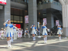 演技をするカラーガード隊の写真
