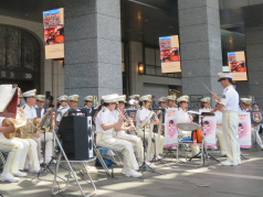 演奏をする消防音楽隊の写真