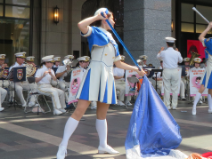 演技をするカラーガード隊員の写真