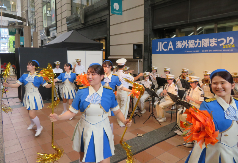 演奏・演技をする消防音楽隊の写真