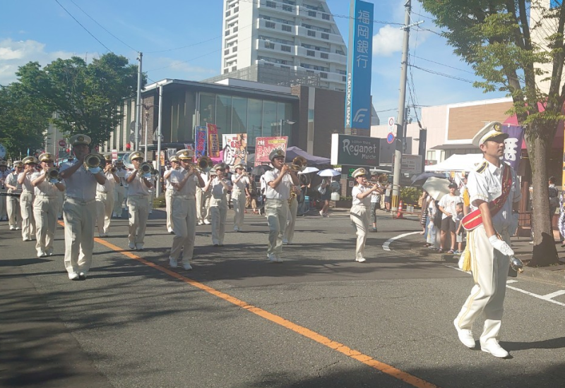 パレード演奏をする消防音楽隊の写真