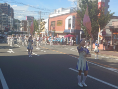 パレード演奏・演技をする消防音楽隊の写真