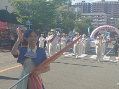 パレード演奏・演技をする消防音楽隊の写真