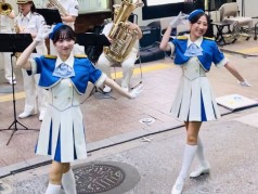 演技をするカラーガード隊の写真