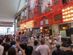 演奏をする消防音楽隊の写真