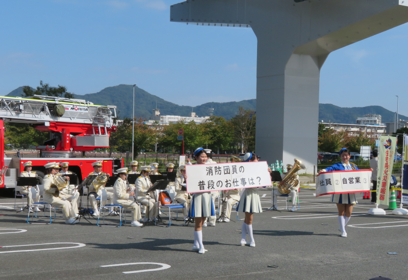 演奏をする消防音楽隊の写真