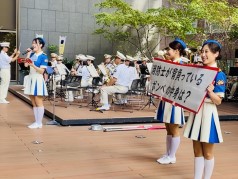 クイズを出題するカラーガード隊の写真