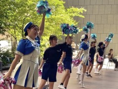 演技をするカラーガード隊の写真