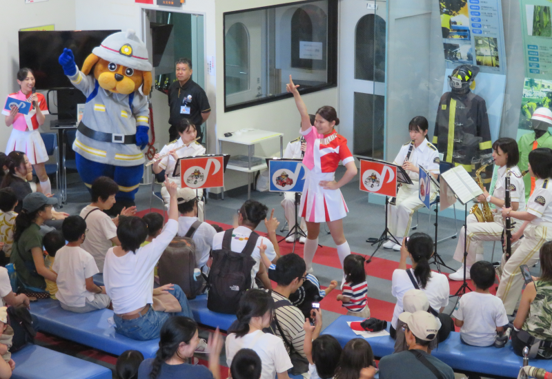 演奏演技をする消防音楽隊の写真