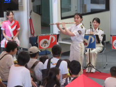 演奏をするフルート担当消防音楽隊員の写真