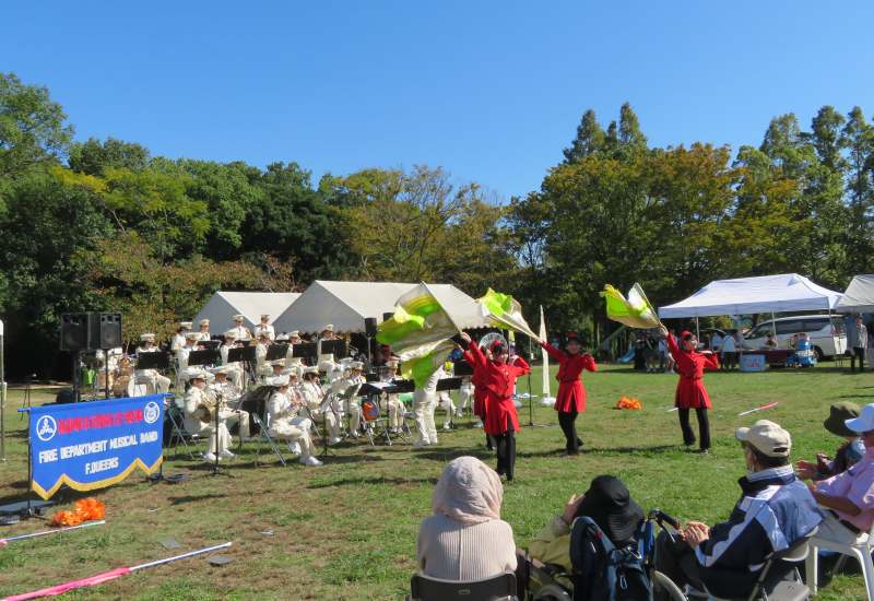 演奏・演技をする消防音楽隊の写真