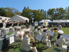 演奏をする消防音楽隊の写真