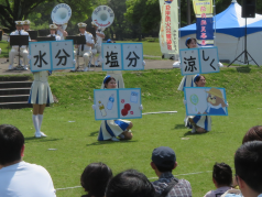 演技中、広報をするカラーガード隊の写真