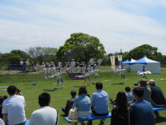 演奏・演技をする消防音楽隊の写真