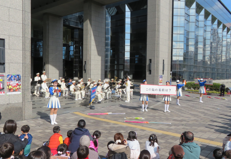 演奏・演技をする消防音楽隊の写真
