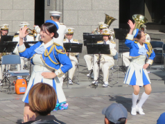 演奏・演技をする消防音楽隊の写真