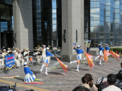 演奏・演技をする消防音楽隊の写真